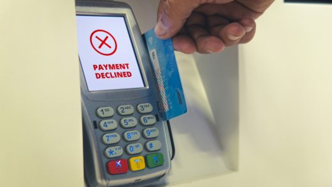 Credit card swiping failed. The payment was rejected. Payment by card at the terminal. I ran out of money on my credit card. The debit card bank account is blocked. Concept.